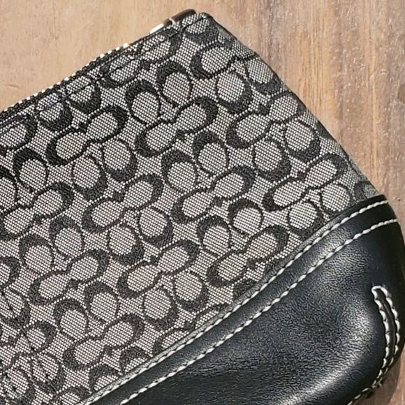 ♻️DONATED ♻️ Coach Wristlet - Picture 3 of 9